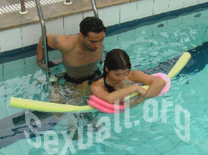 Posturas de sexo  por detr�s en la piscina 5